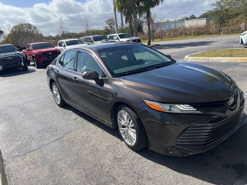 Used 2018 Toyota Camry XLE image 2
