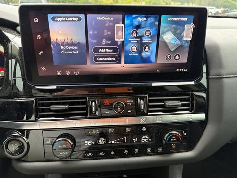 Used 2026 Nissan Pathfinder SL FWD image 2