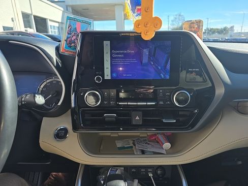 Used 2023 Toyota Highlander XLE image 12