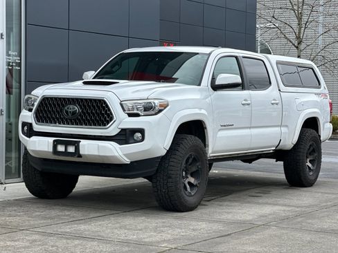 Used 2018 Toyota Tacoma TRD Sport w/ Technology Package image 7