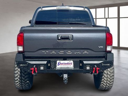 Used 2017 Toyota Tacoma TRD Off-Road image 5