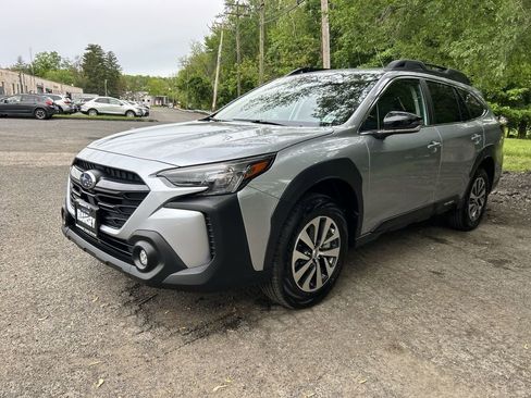 Certified 2025 Subaru Outback Premium w/ Popular Package #1 AWD/4WD image 4