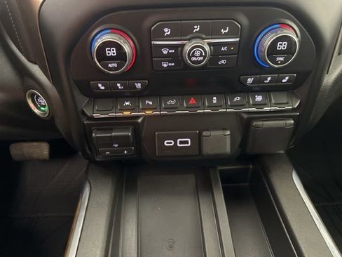 Used 2022 Chevrolet Silverado 1500 High Country w/ Technology Package AWD/4WD image 18