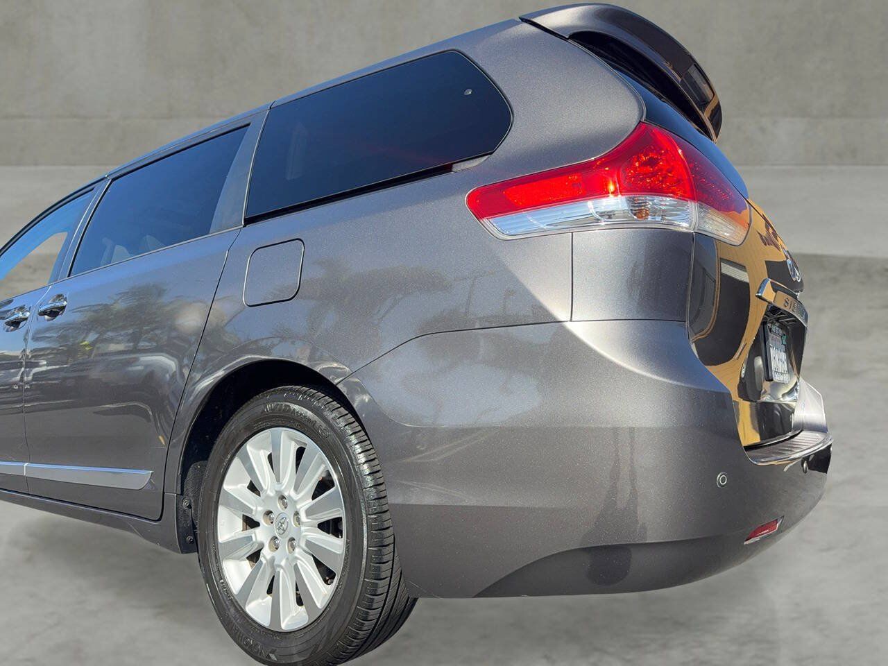 Used 2013 Toyota Sienna Limited w/ Premium Pkg FWD image 35