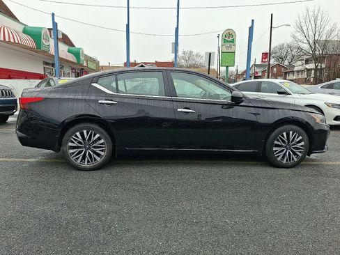 Used 2024 Nissan Altima 2.5 SV w/ SV Premium Package image 5