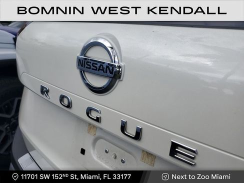 Used 2021 Nissan Rogue SV image 9