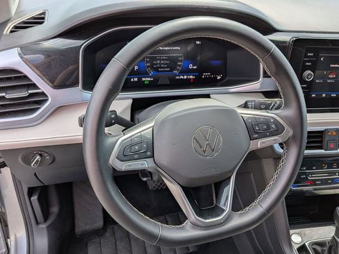 Used 2025 Volkswagen Taos SE FWD image 20