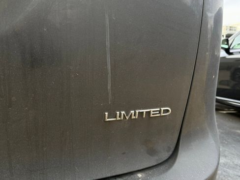 Used 2019 Chrysler Pacifica Limited w/ Tire & Wheel Group image 5