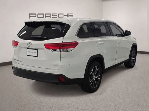 Used 2019 Toyota Highlander LE AWD/4WD image 7