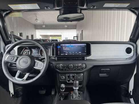 Used 2025 Jeep Wrangler Sahara image 30