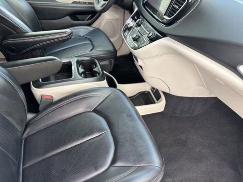 Used 2023 Chrysler Pacifica Touring-L FWD image 36