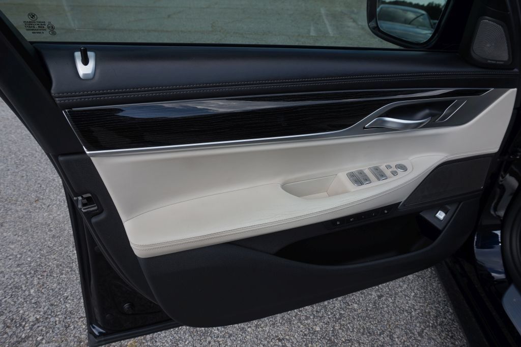 Used 2019 BMW 750i w/ Executive Package RWD image 19