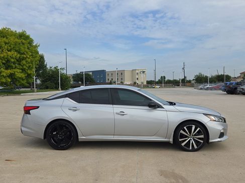Used 2020 Nissan Altima 2.5 SR FWD image 2