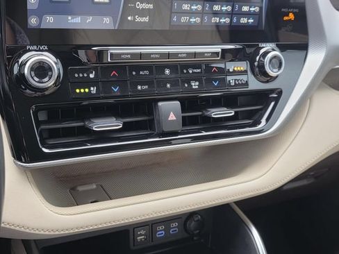 Used 2022 Toyota Highlander Platinum FWD image 25