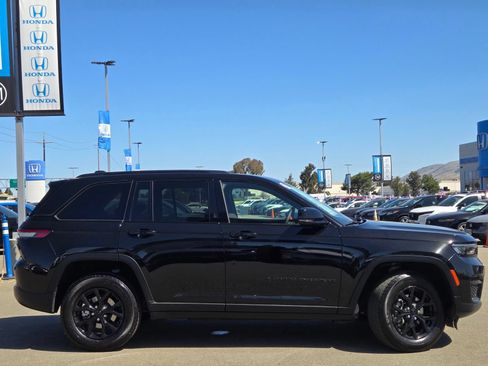 Used 2025 Jeep Grand Cherokee Altitude AWD/4WD image 8