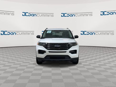 Used 2023 Ford Explorer XLT AWD/4WD image 3