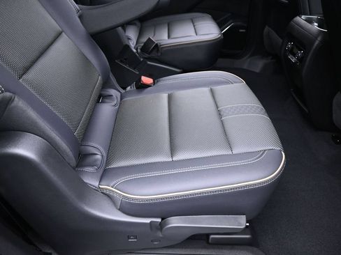 Used 2025 Chevrolet Traverse High Country FWD image 46