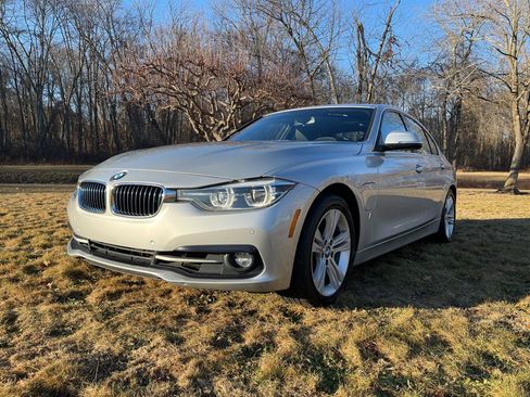 Used 2017 BMW 330e w/ Technology Package RWD image 2