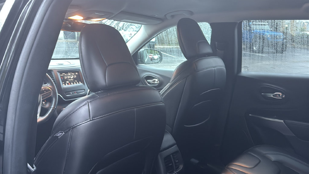 Used 2019 Jeep Cherokee Latitude Plus w/ Cold Weather Group AWD/4WD image 29