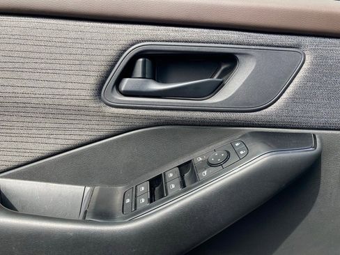 Used 2023 Nissan Rogue S image 12