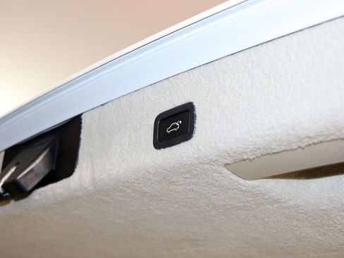 Used 2015 Volvo XC70 T6 w/ Proximity Package image 30