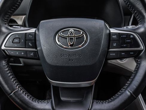 Used 2022 Toyota Highlander LE AWD/4WD image 13