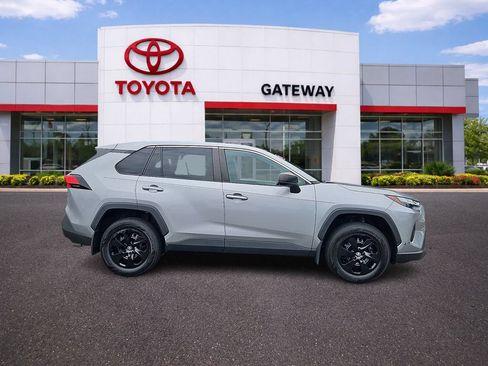 Used 2023 Toyota RAV4 LE AWD/4WD image 4