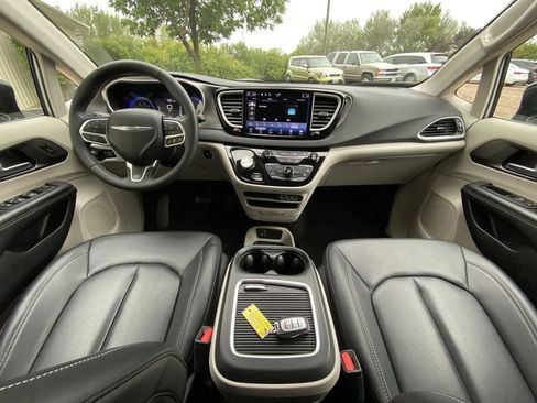 Used 2024 Chrysler Pacifica Touring-L FWD image 14