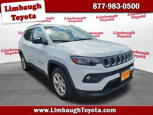 Used 2024 Jeep Compass Latitude AWD/4WD image 1