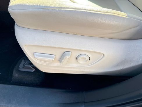 Used 2021 Toyota Highlander XLE AWD/4WD image 11