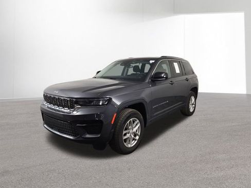 Used 2023 Jeep Grand Cherokee Laredo w/ Luxury Tech Group I AWD/4WD image 2