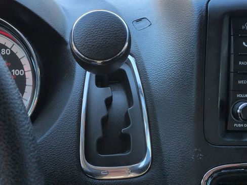 Used 2019 Dodge Grand Caravan SE w/ UConnect Hands-Free Group image 32