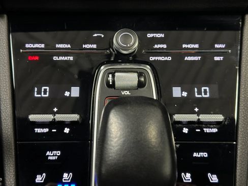 Used 2022 Porsche Cayenne w/ Premium Package AWD/4WD image 44