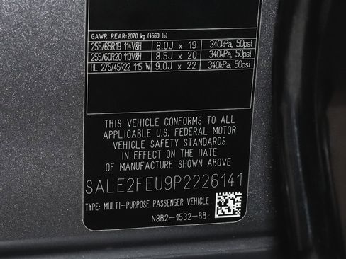 Used 2023 Land Rover Defender 130 X-Dynamic SE image 4