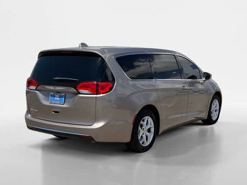 Used 2018 Chrysler Pacifica Touring Plus w/ Tire & Wheel Group FWD image 5