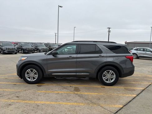 Used 2021 Ford Explorer XLT image 4