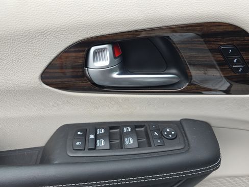Used 2024 Chrysler Pacifica Limited image 18