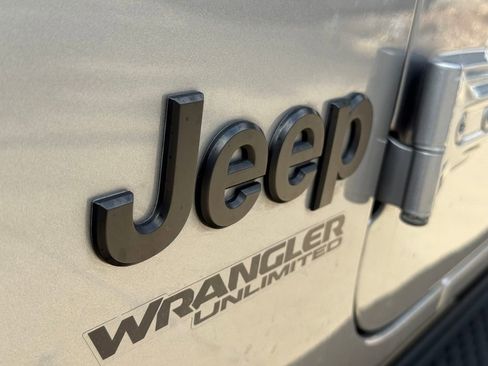 Used 2021 Jeep Wrangler Unlimited Sahara image 11