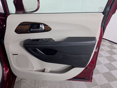 Used 2022 Chrysler Pacifica Limited w/ Uconnect Theater Family Group FWD image 47