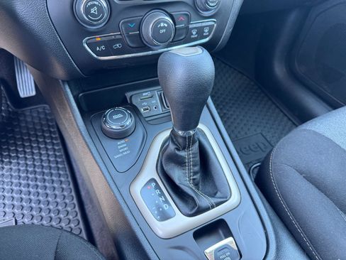 Used 2018 Jeep Cherokee Latitude w/ Cold Weather Group AWD/4WD image 32