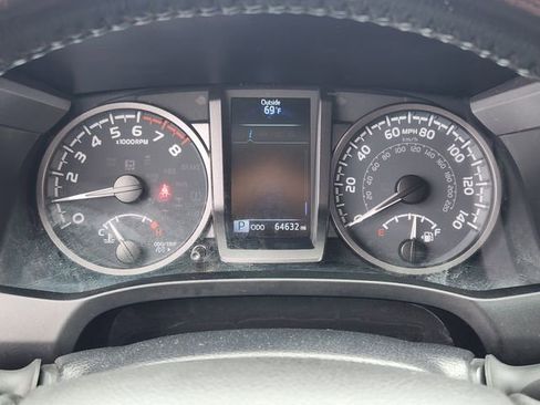 Used 2021 Toyota Tacoma TRD Off-Road w/ Technology Package AWD/4WD image 7