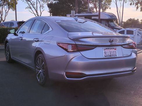 Certified 2024 Lexus ES 300h w/ Premium Package image 8