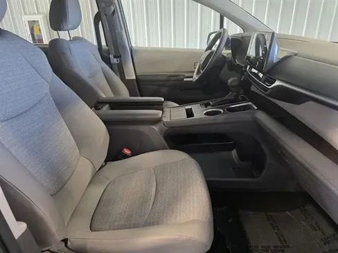 Used 2021 Toyota Sienna LE image 10