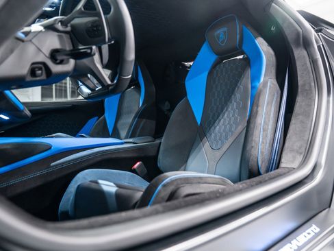 Used 2025 Lamborghini Revuelto image 11