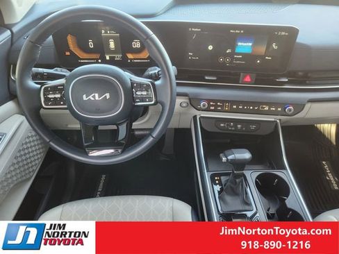 Used 2025 Kia Carnival EX image 28