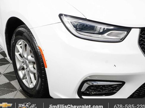 Used 2024 Chrysler Pacifica Touring-L FWD image 36