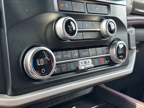 Used 2024 Ford Expedition Limited image 16