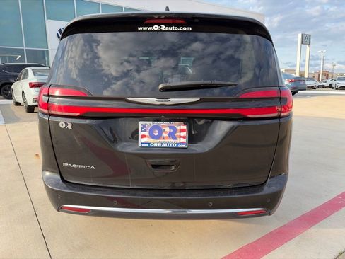 Used 2023 Chrysler Pacifica Touring-L FWD image 8