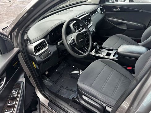 Used 2017 Kia Sorento AWD image 8