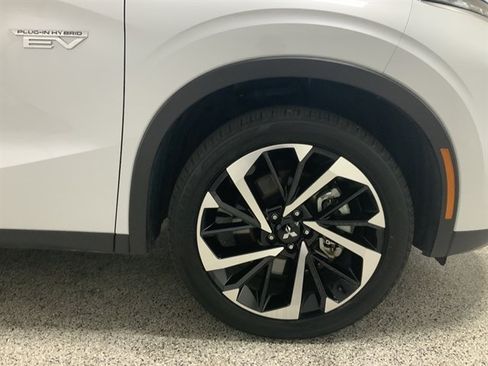 Used 2025 Mitsubishi Outlander 4WD Plug-In Hybrid image 13